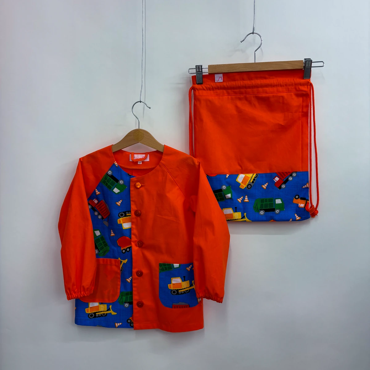 Set grembiulino con sacchetto spalla - arancio - automezzi - tg110
