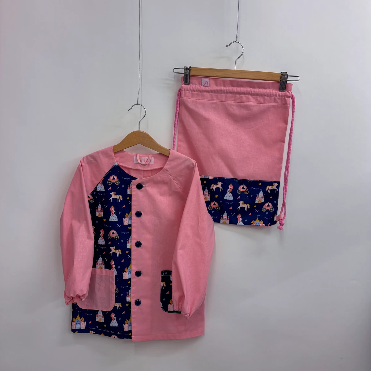 Set grembiulino con sacchetto spalla - rosa confetto - principessa in carrozza- tg116
